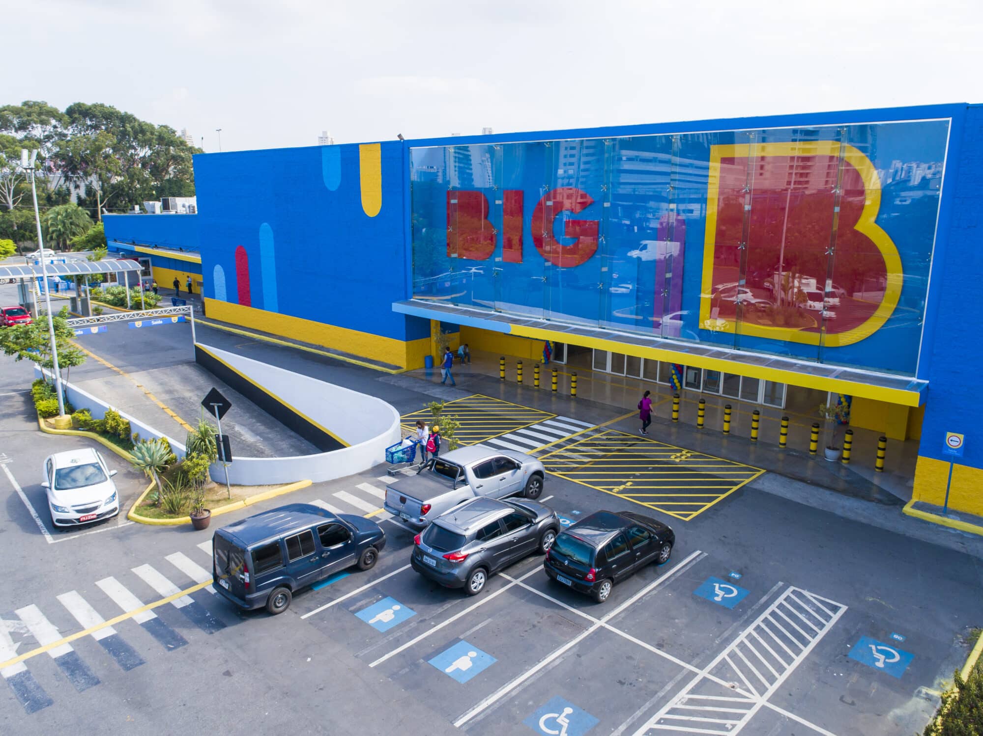 A photo of a Grupo Big store.